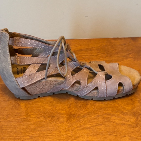 NWOT Earth Origins Kendra Kamilla taupe suede strappy wedge sandals - Picture 5 of 7